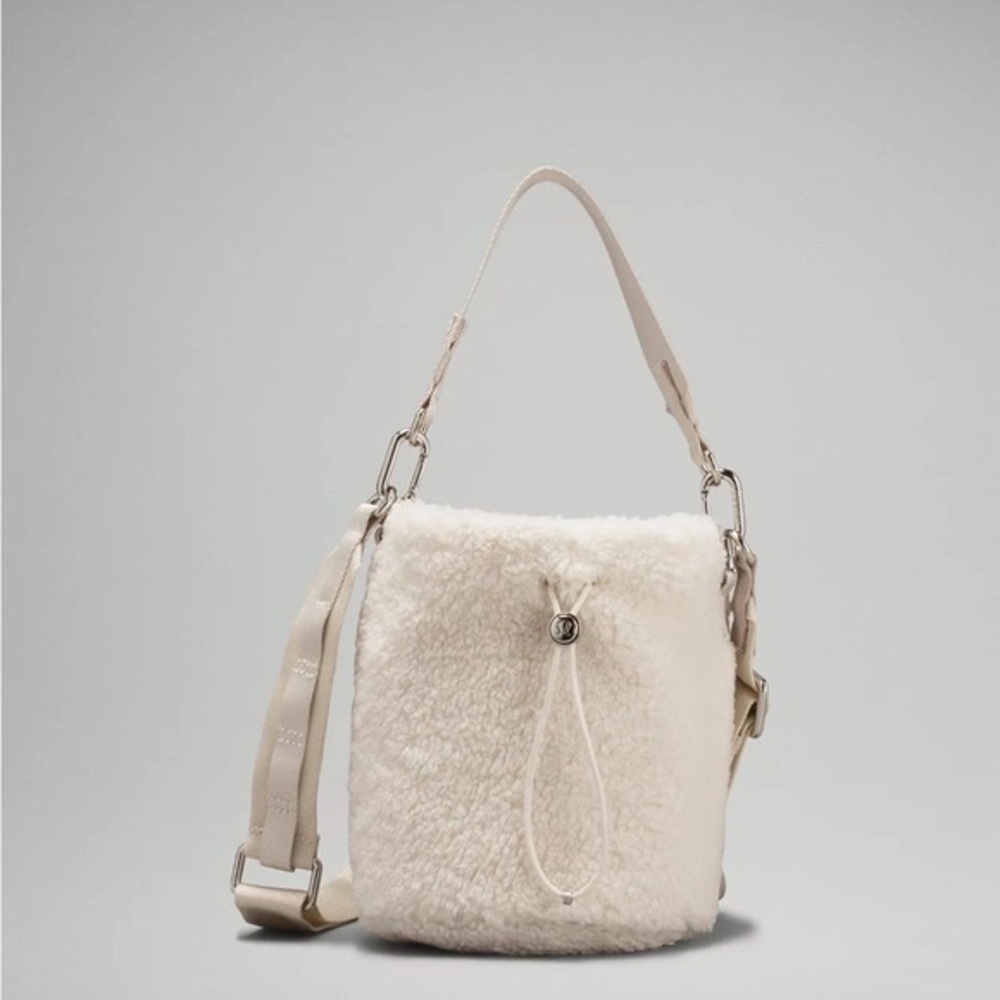 Lululemon Fleece Bucket Bag in White Opal